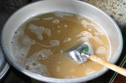 大豆の煮汁を入れる